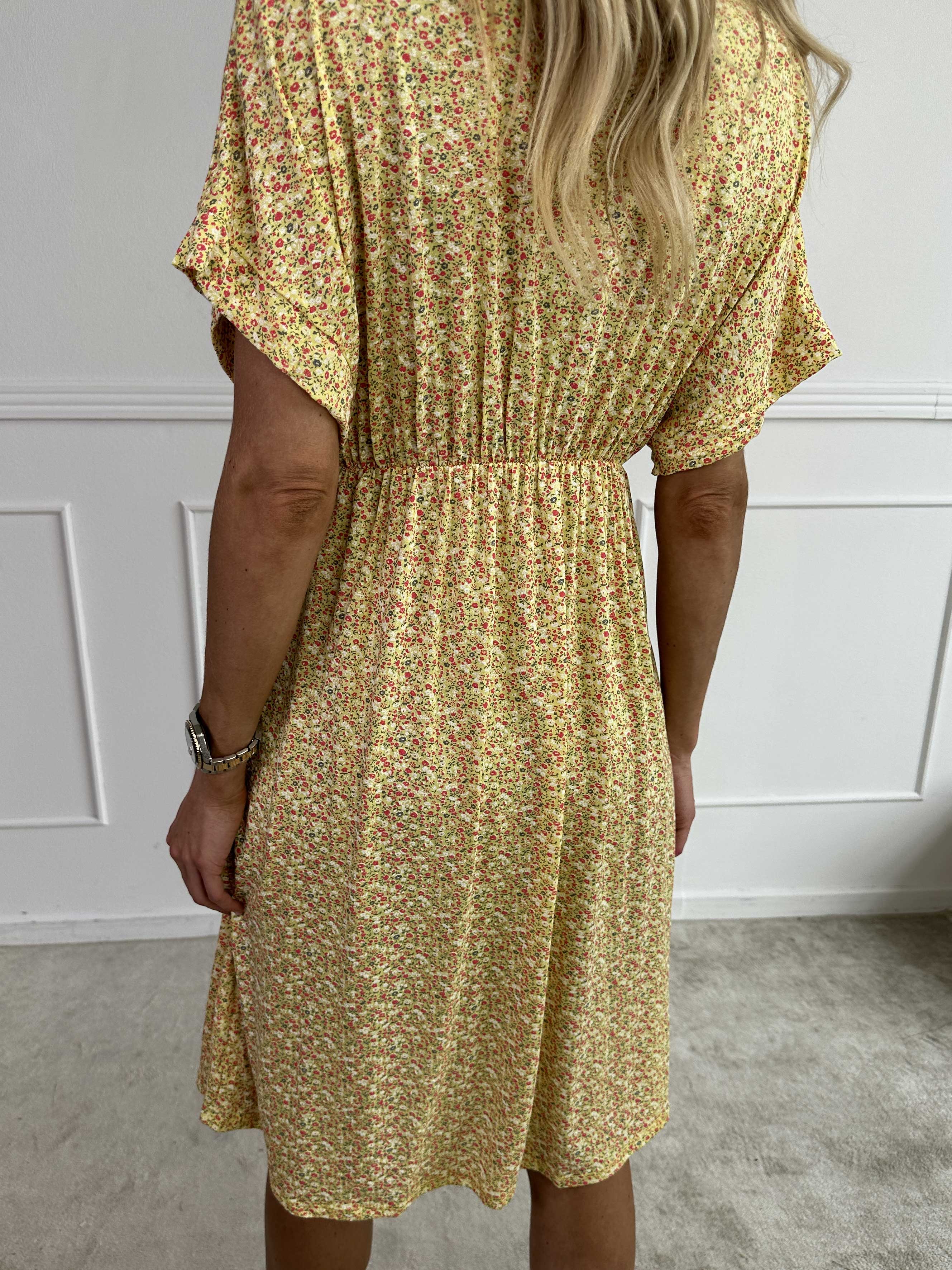 Maryam - Söt klänning i mjuk viskos med blomstermönster